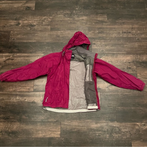 Women’s North Face lightweight rain jacket - Picture 2 of 3